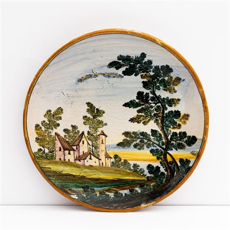 Piatto in maiolica decorato con ornato a paese    Manifattura di Castelli della metà del XX secolo