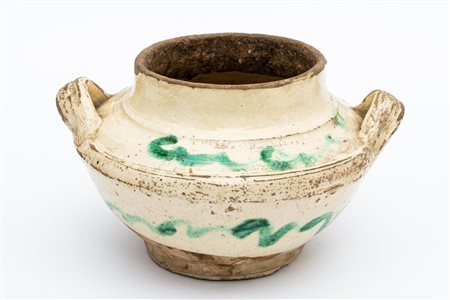 Piccolo cachepot biansato ingobbiato ed invetriato con decoro calligrafico in verde ramina   Manifattura pugliese del XIX secolo