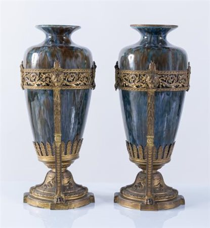Manifattura francese, ultimo quarto del XIX secolo. Coppia di vasi in maiolica screziata nei toni dei colori castagna, blu e celeste.