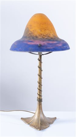 Muller Frères Lunéville, Francia. Fine XIX - inizi XX secolo. Lampada da tavolo in bronzo dorato. 