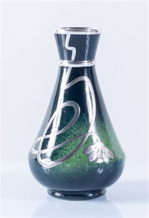 Piccolo vaso in maiolica sui toni del verde e blu con disegni in argento raffigurante ranuncolo.