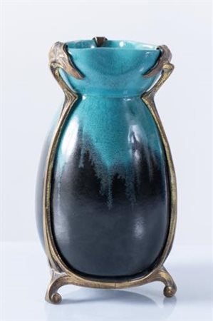 Piccolo vaso Art Nouveau, in maiolica invetriata nei toni del verde e blu scuro.