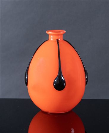 Piccolo vaso a bollo in vetro arancione con colature nere. Secessione viennese, inizi del XX secolo.