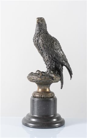 Archibald Thorburn (Belgio 1860-1935). Scultura in bronzo di rapace su base in marmo nero. 