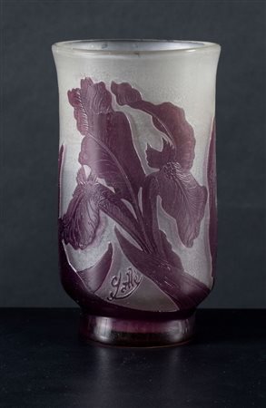 Émile Gallè (1846-1904), Francia. Vaso in vetro a forma di calice di tulipano lavorato ad acido ed a cammeo.