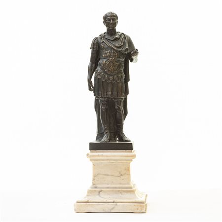 

 Giulio Cesare loricato, dal motivo archeologico