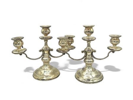 Coppia di candelabri in argento da tavolo a tre luci ciascuno