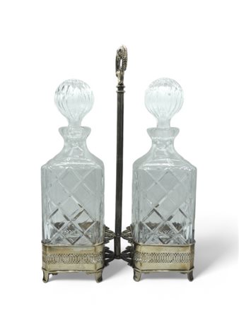 Coppia di bottiglie da liquore in vetro molato con portabottiglie in argento
