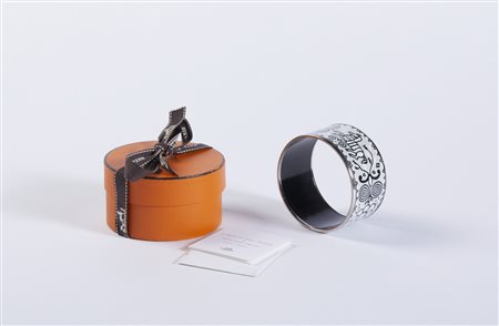 HERMES - Bracciale in metallo fondo grigio e decori ner.