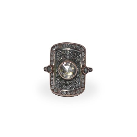 Anello in oro kt e argento con diamanti di forma rettangolare con diamanti taglio brillante e diamante centrale