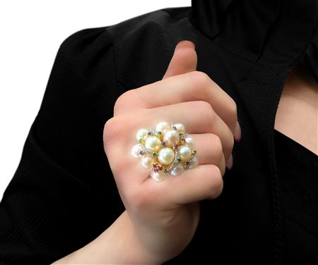 Anello in oro bianco 750 kt con perle, zaffiri, diamanti e smeraldi