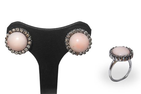 Parure composta da anello ed orecchini in oro bianco 18 kt con corallo rosa e contorno di brillanti