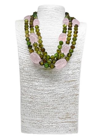 Collana composta da tre fili di agata verde mm 12. sfere sfaccettate inframezzate  da ciottoli lisci di QUARZO ROSA, chiusura in Argento laccato ... 