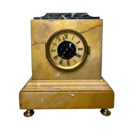 Orologio in marmo giallo, periodo Carlo X, XIX secolo. Sorretto da piedi in...