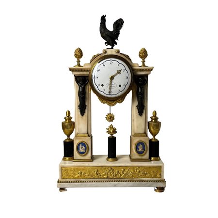 Importante orologio, periodo Luigi XVI in marmo bianco sorretto da due...