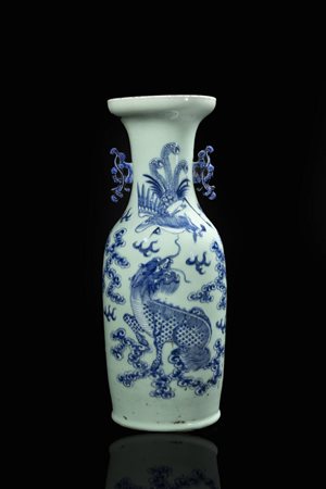 VASO<BR>Vaso in porcellana decorato con drago e fenice