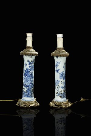 COPPIA DI VASI<BR>Coppia di vasi a tromba montati a lampada in porcellana bianca e blu
