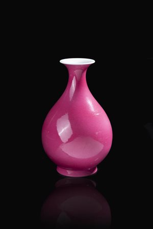 VASO<BR>Vaso in porcellana monocroma color magenta