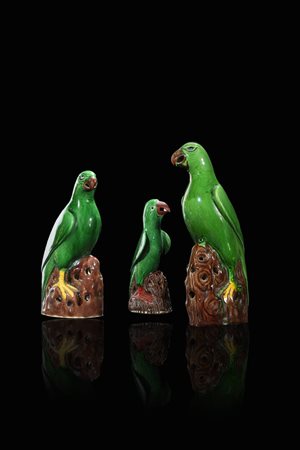 LOTTO DI TRE PAPPAGALLI<BR>Tre pappagalli in porcellana monocroma verde