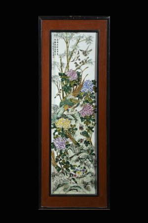 PLACCA<BR>Placca in porcellana dipinta con uccelli e fiori