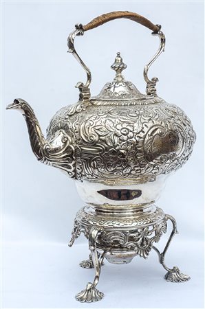 Samovar in argento Inghilterra, XVIII/XIX secolo 33 x 18 cm Argento inciso e...
