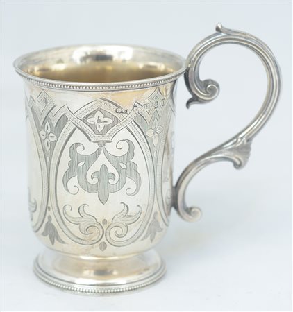 Boccale in argento 800 Inghilterra, seconda metà XIX secolo 8 x 10 cm Gr. 78....