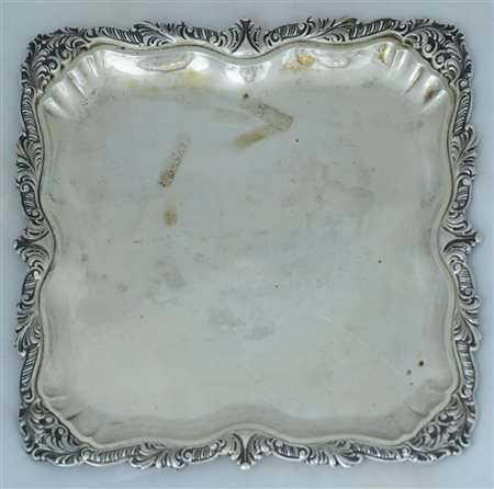 Vassoio in argento 800 Manifattura italiana, fine XIX secolo 28 x 28 cm...