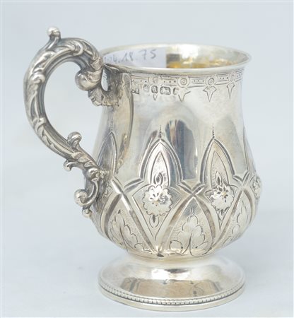 Boccale in argento 800 Inghilterra, seconda metà XIX secolo 10 x 10 cm Inciso...