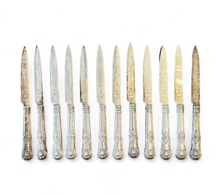 12 coltelli in argento Maifattura inglese, seconda metà XIX secolo Peso lordo...