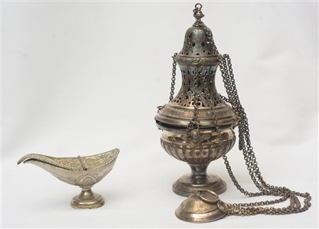 Due oggetti liturgici metallo argentato Turibolo, XVIII secolo: H 30 cm....
