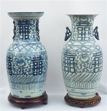 Lotto di due vasi Cina, prima metà XX secolo 43 x 22 cm; 41 x 22 cm In...