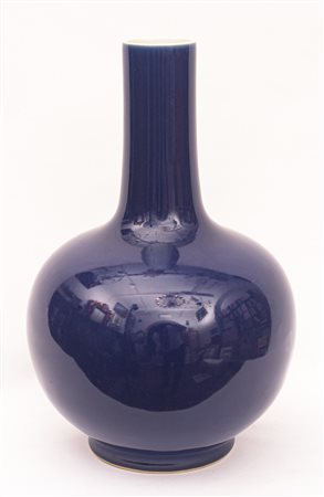 Vaso Cina, marchio Guangxu (1875 - 1908) 34 x 21 cm In porcellana bianca...