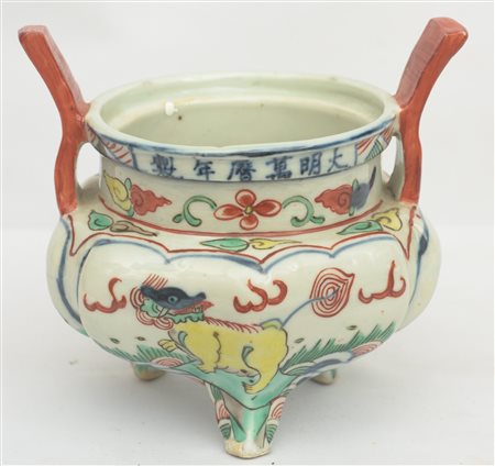 Piccola urna Cina, Dinastia Qing, XIX secolo 12 x 13 cm In porcellana...