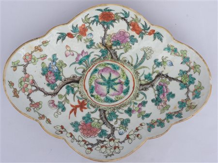 Alzatina Cina, inizio XX secolo 21 x 28 cm In porcellana policroma decorata a...