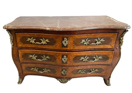 Commode Manifattura francese, prima metà XVIII secolo 82 x 130 x 63cm A tre...