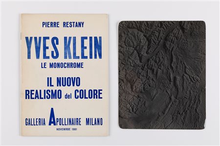 Yves Klein (rif.) - Shunk & Kender (XX sec., Nizza 1928-Parigi 1962)  - lotto composto da 01 catalogo e 01 fotografia (a;b)