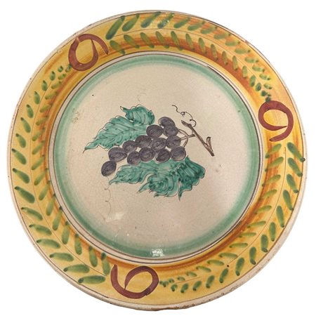 Grande piatto in maiolica policroma raffigurante uva con foglie al centro Santa Stefano di Camastra, 70's