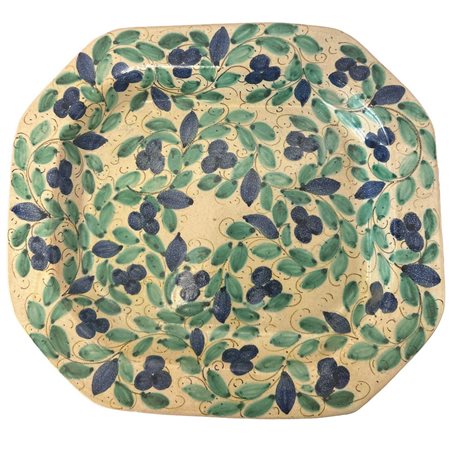 Piatto ottagonale in maiolica policroma decorata a foglie e fiori verde e blu, 70's