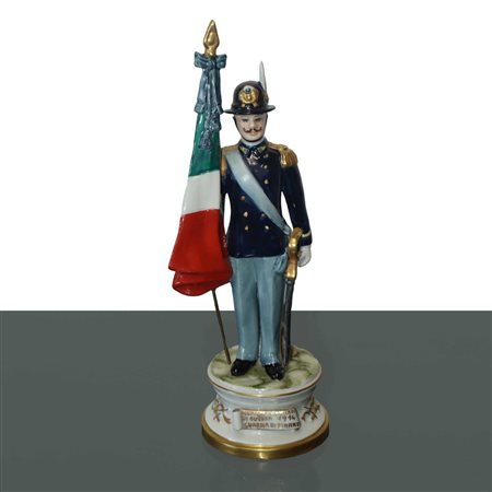 Statuetta in porcellana Alfiere combattente Guardia di finanza, 1914