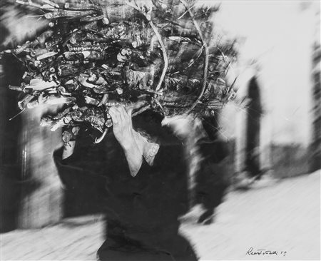 FOTOGRAFIA LA PORTATRICE DI LEGNA DI RENZO TORTELLI, 1959