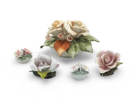 Cinque composizioni floreali in porcellana policroma