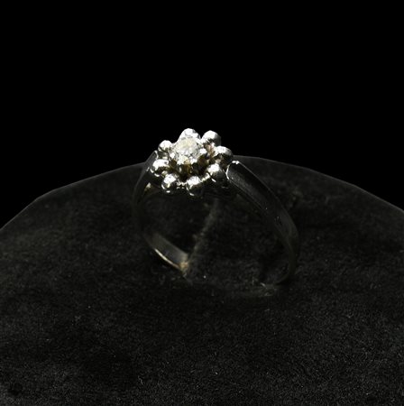 ANELLO IN ORO BIANCO E DIAMANTE anello solitario con al centro diamante...