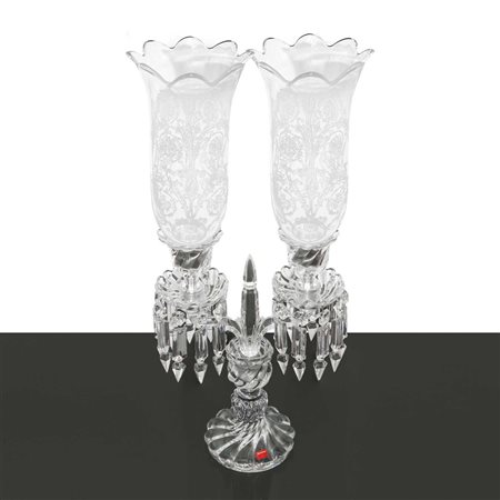 Baccarat France - Flambeau in cristallo a due luci con copricandela a tulipano bulinati a motivi rinascimentali e brindoli pendenti a lancia