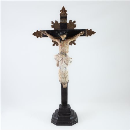  
Crocifisso in legno scolpito e laccato, XIX secolo 
 Cristo 44 x 30 x 9 cm;  Croce 88  X 14 