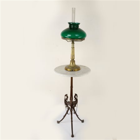  
Lampada da appoggio in vetro verde ed ottone prima metà XX secolo
 50 x 17 cm 76 x 35 cm