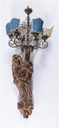 Applique in legno intagliato in forma d'angelo reggente cornamusa