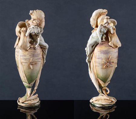 AMPHORA, Riessner, Stellmacher & Kessel, 1900 circa. Coppia di vasi in porcellana policroma.