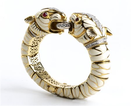 DAVID WEBB  
Bracciale flessibile in oro con coppia di teste di tigre, smalto bianco, rubini e diamanti 
 