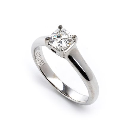TIFFANY  
Collezione Tiffany True®: anello in platino con diamante 
 