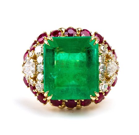  
Anello in oro con smeraldo (colombiano) rubini e diamanti 
 